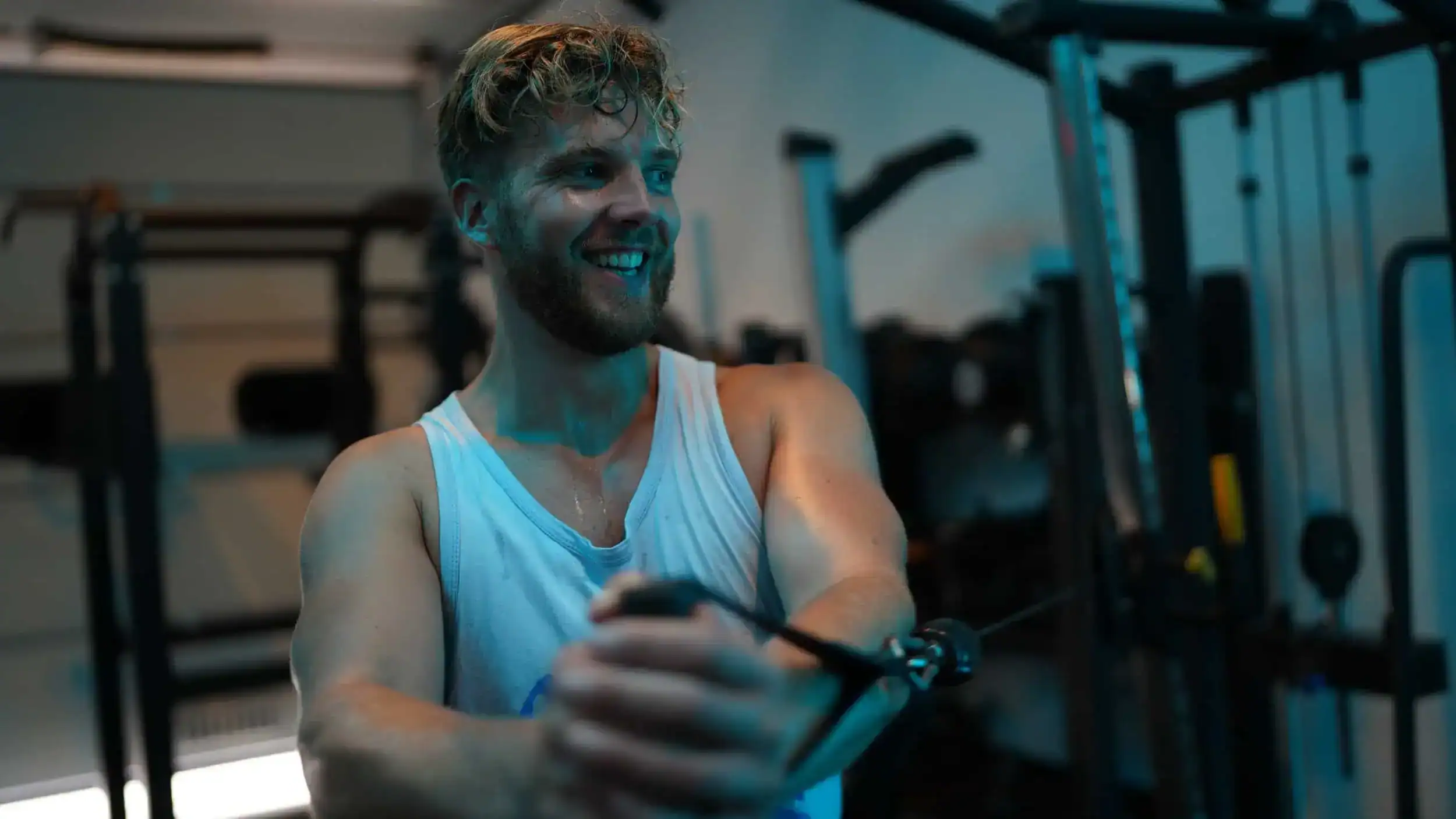 Man doet een seated cable row bij Jouw Krachtstation
