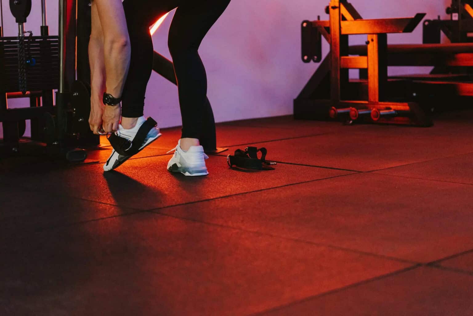 Een sporter maakt zich klaar voor een beentraining in de gym