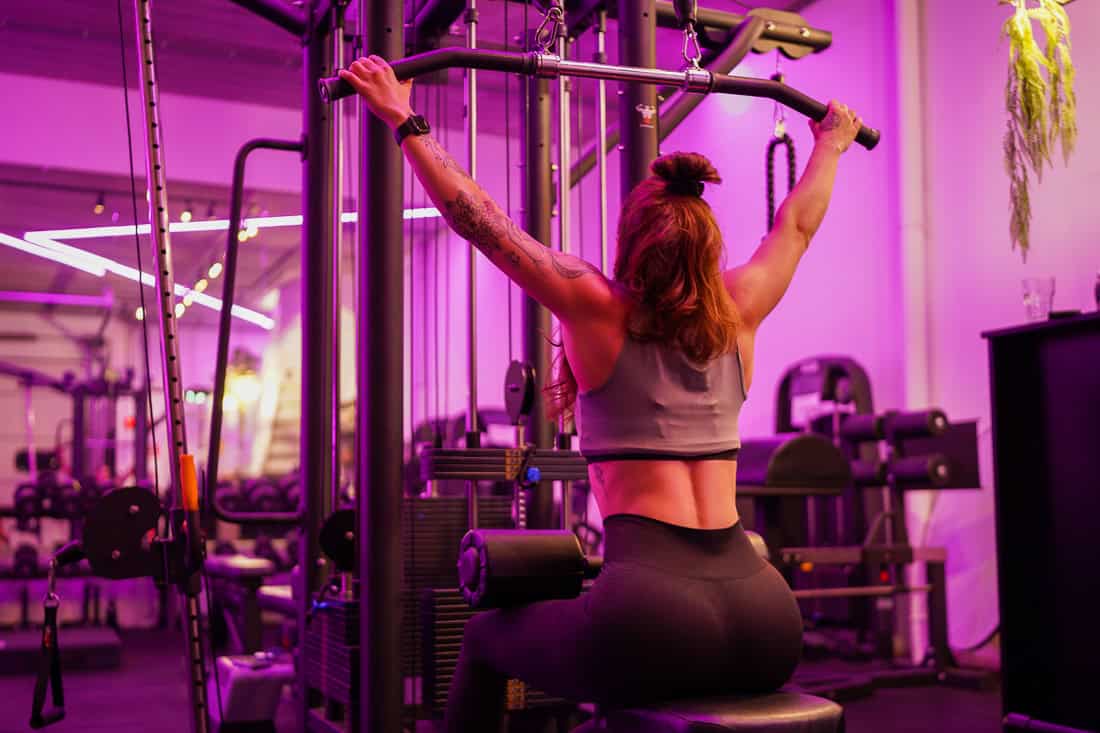 Lat pull down aan een kabelmachine met een brede bovenhandse grip