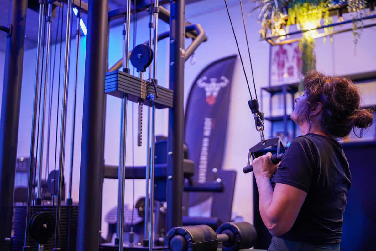 Vrouw doet een lat pulldown aan het kabelapparaat