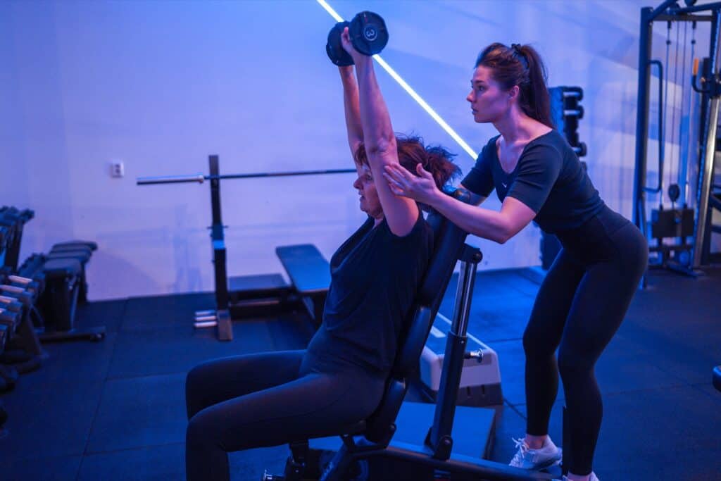 Anna begeleidt een vrouw tijdens Personal Training in de privé gym in Bodegraven.