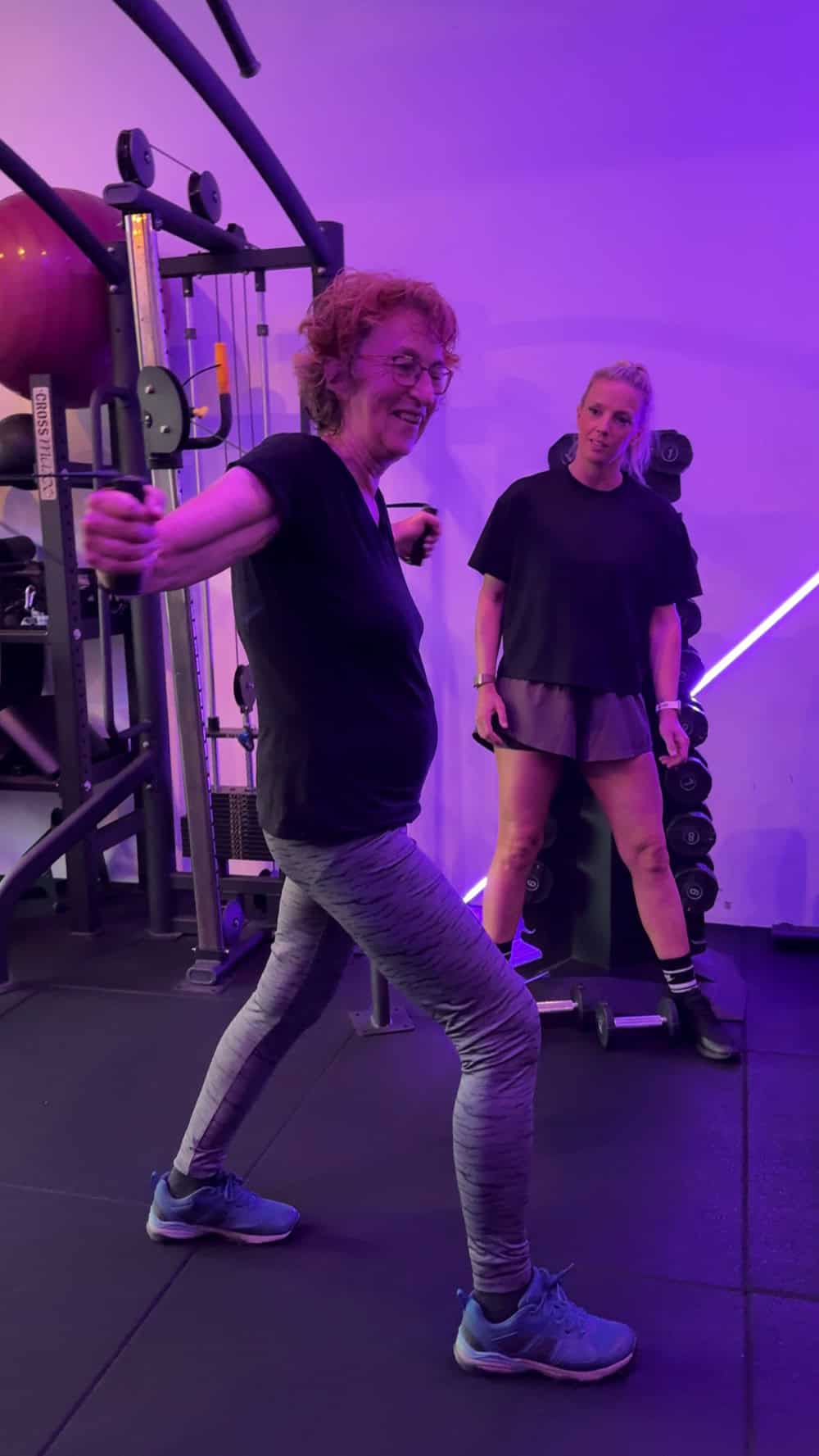 Anja begeleidt een vrouw persoonlijk tijdens krachttraining bij Jouw Krachtstation.