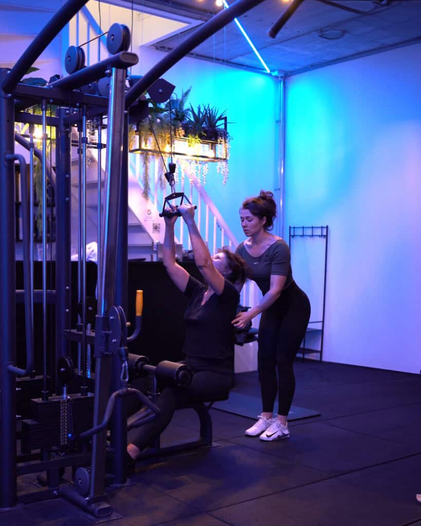 Anna begeleidt een vrouw bij krachttraining in de privé gym van Jouw Krachtstation in Bodegraven.