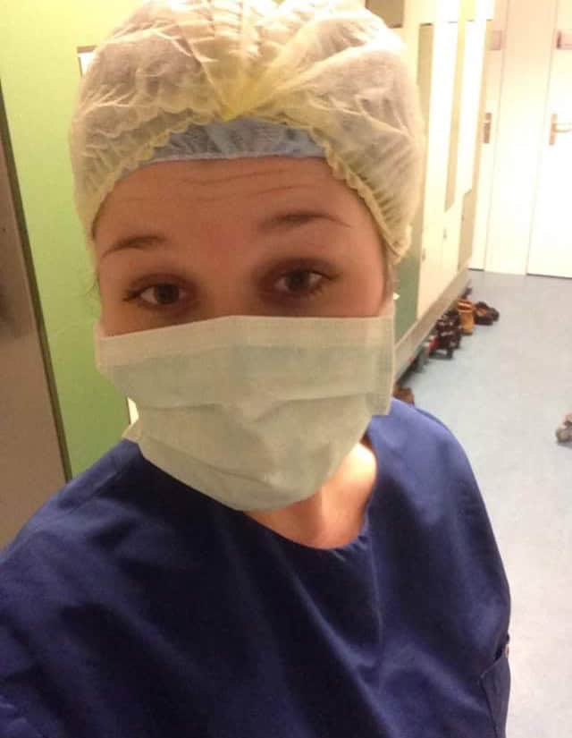 Anna in operatiekleding tijdens haar afstudeerscriptie in een obesitaskliniek.