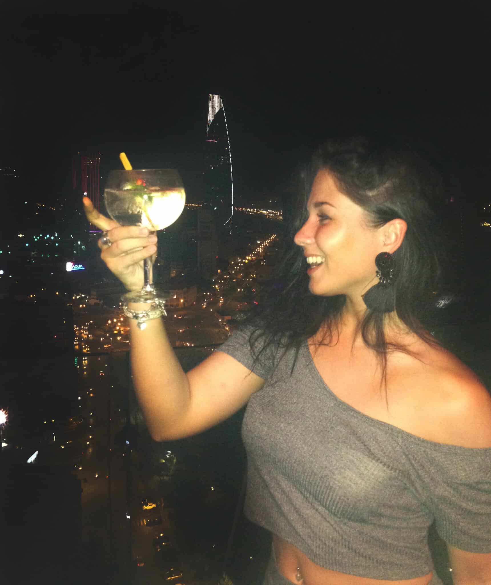 Anna met een drankje tijdens haar studententijd